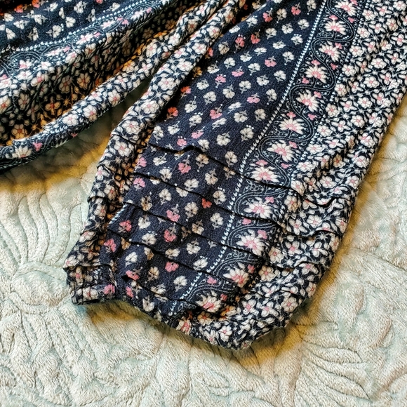 AE top size small flowy and flattering - Picture 3 of 6